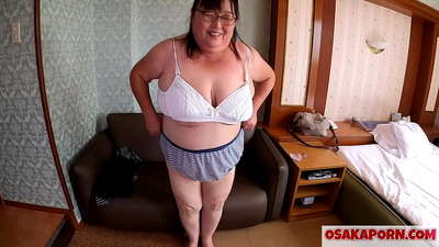 Mamá gorda japonesa muestra sus enormes tetas y disfruta de un juguete sexual. Una mamá asiática de 51 años habla de su experiencia sexual. Yukiko 1 OSAKAPORN milf gorda